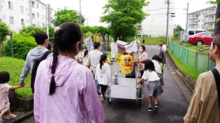 リヤカーを引いて団地内を歩く様子(5/21まるっとプロジェクト)